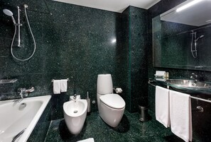 Eco-friendly toiletries, hair dryer, towels - Neat Hotel Avenida (Ponta Delgada)