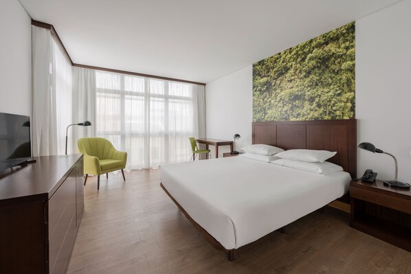 In-room safe, individually decorated, desk, laptop workspace - Neat Hotel Avenida (Ponta Delgada)