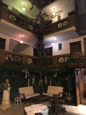 83-厘米LED 电视 (配备卫星频道)、电视