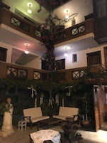 Televisión LED 83 cm con canales de televisión vía satélite, televisión