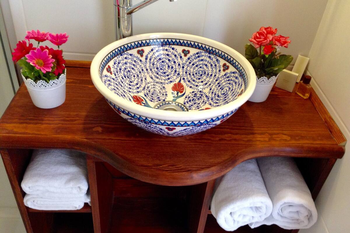 deluxe double or twin room | bathroom sink