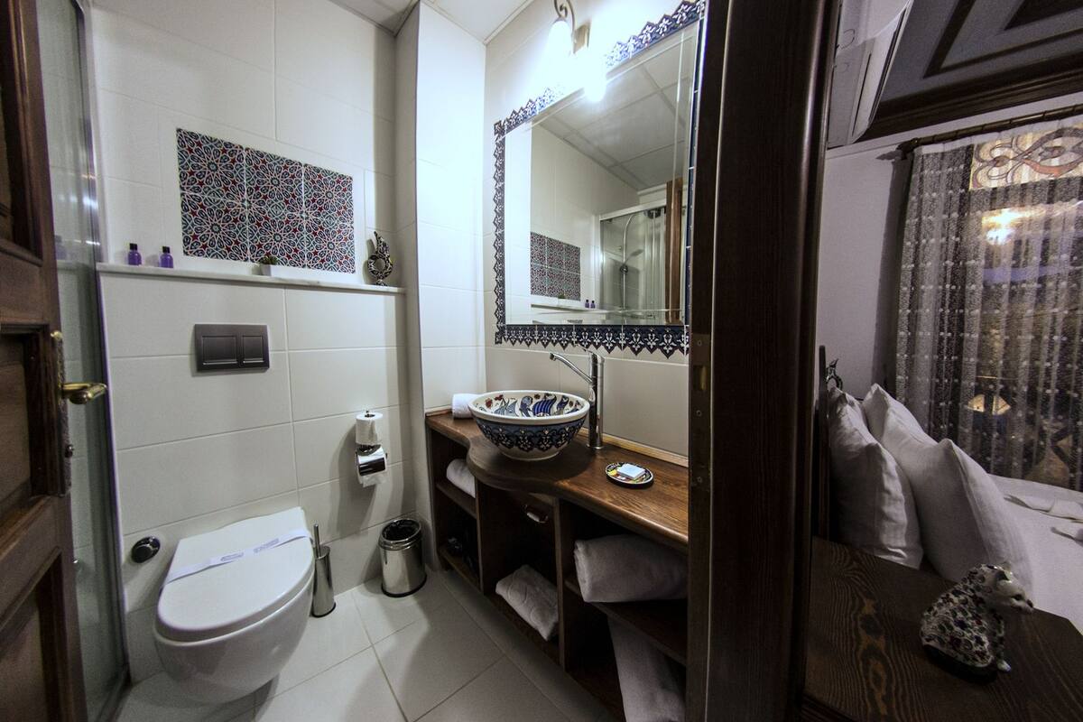 suite | bathroom | shower, free toiletries, hair dryer, slippers