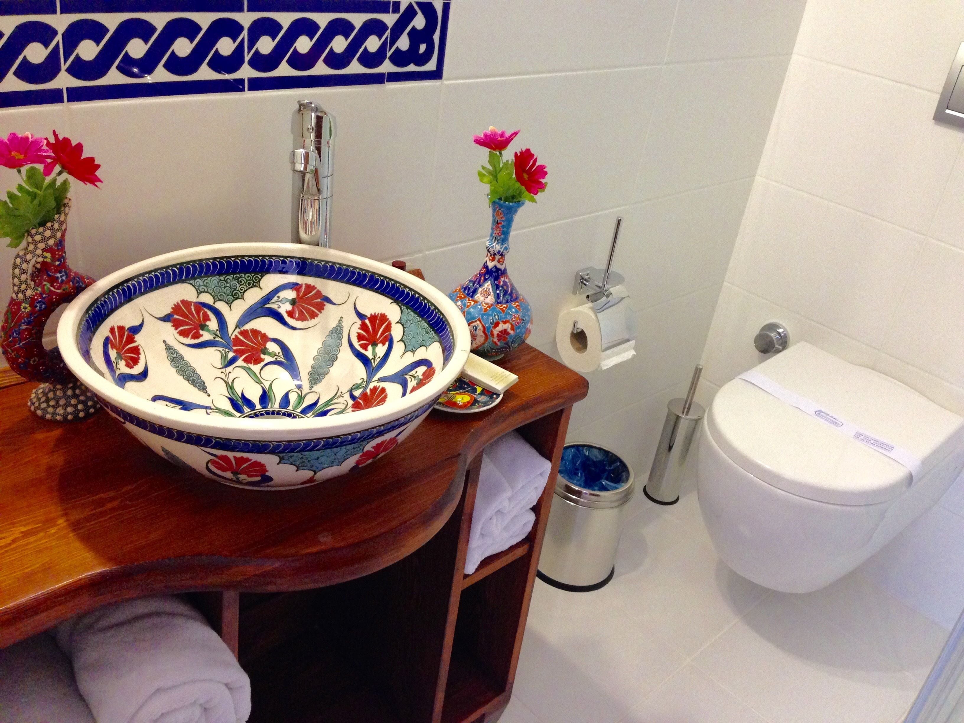 deluxe double or twin room | bathroom | shower, free toiletries, hair dryer, slippers