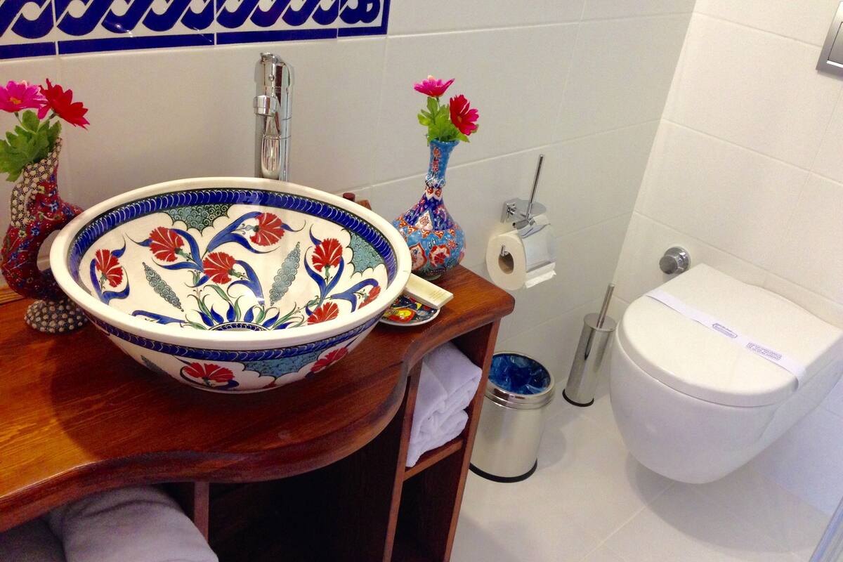 deluxe double or twin room | bathroom | shower, free toiletries, hair dryer, slippers