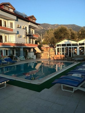 Outdoor pool, pool umbrellas, pool loungers - Poyraz Hotel (Fethiye)
