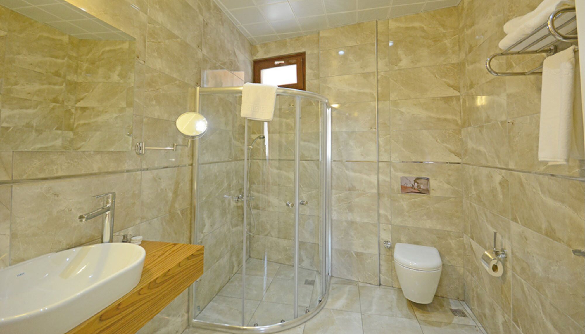 Douche, articles de toilette gratuits, sèche-cheveux, chaussons