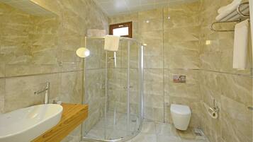 Douche, articles de toilette gratuits, sĂšche-cheveux, chaussons