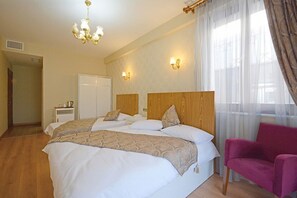 Habitación triple | Minibar, caja de seguridad en la habitación y insonorización 