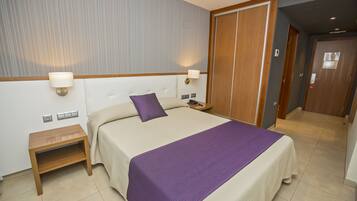 Desk, soundproofing, iron/ironing board, free WiFi