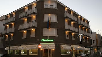 Vista frontal de la propiedad
