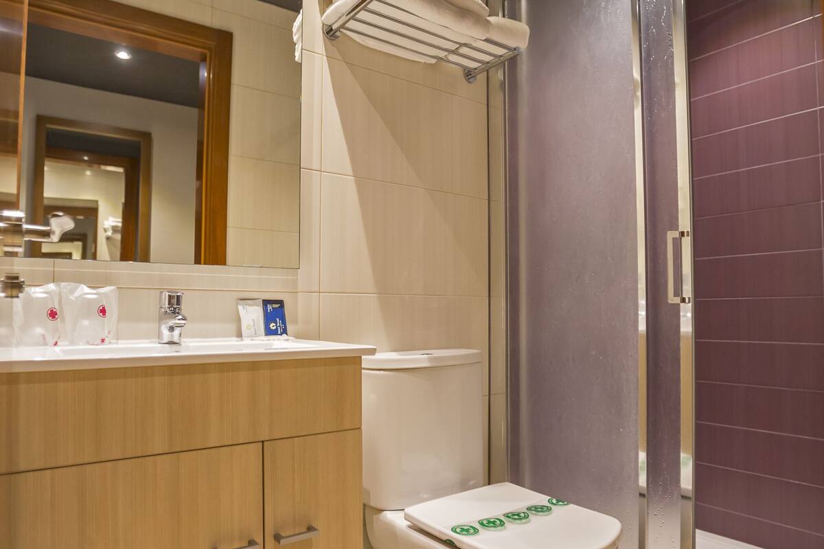 desk, soundproofing, iron/ironing board, free wifi