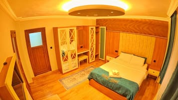 Appartamento, balcone, vista lago | 1 camera, una scrivania, insonorizzazione, Wi-Fi gratuito