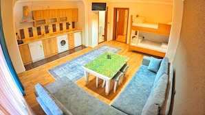 A compact living space with a kitchen, dining area, and a bunk bed. - Uzungol Kusva Apart (Çaykara)