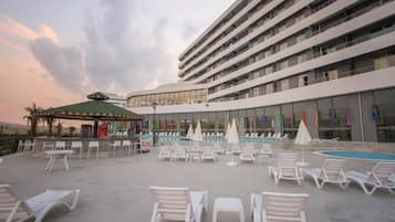3 piscine coperte, 2 piscine all'aperto, ombrelloni da piscina, lettini