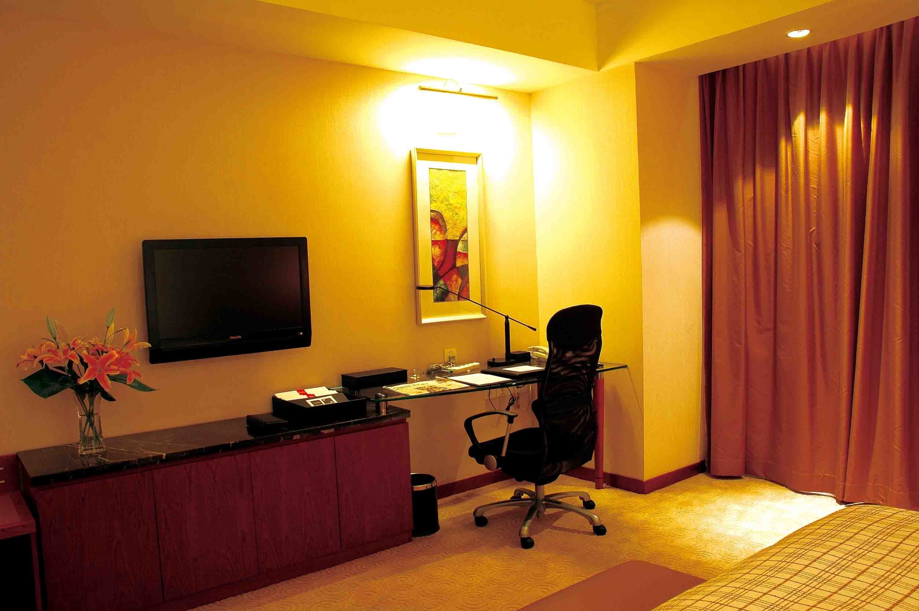 comfort twin room | premium bedding, in-room safe, desk, iron/ironing board