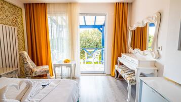 Deluxe Double Room | Bar mini, peti besi dalam bilik, meja, seterika/papan seterika