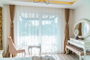 Deluxe-Doppelzimmer | Minibar, Zimmersafe, Schreibtisch, Bügeleisen/Bügelbrett