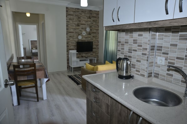 Appartement Deluxe, 1 chambre, cuisine, vue sur la ville | Repas dans la chambre