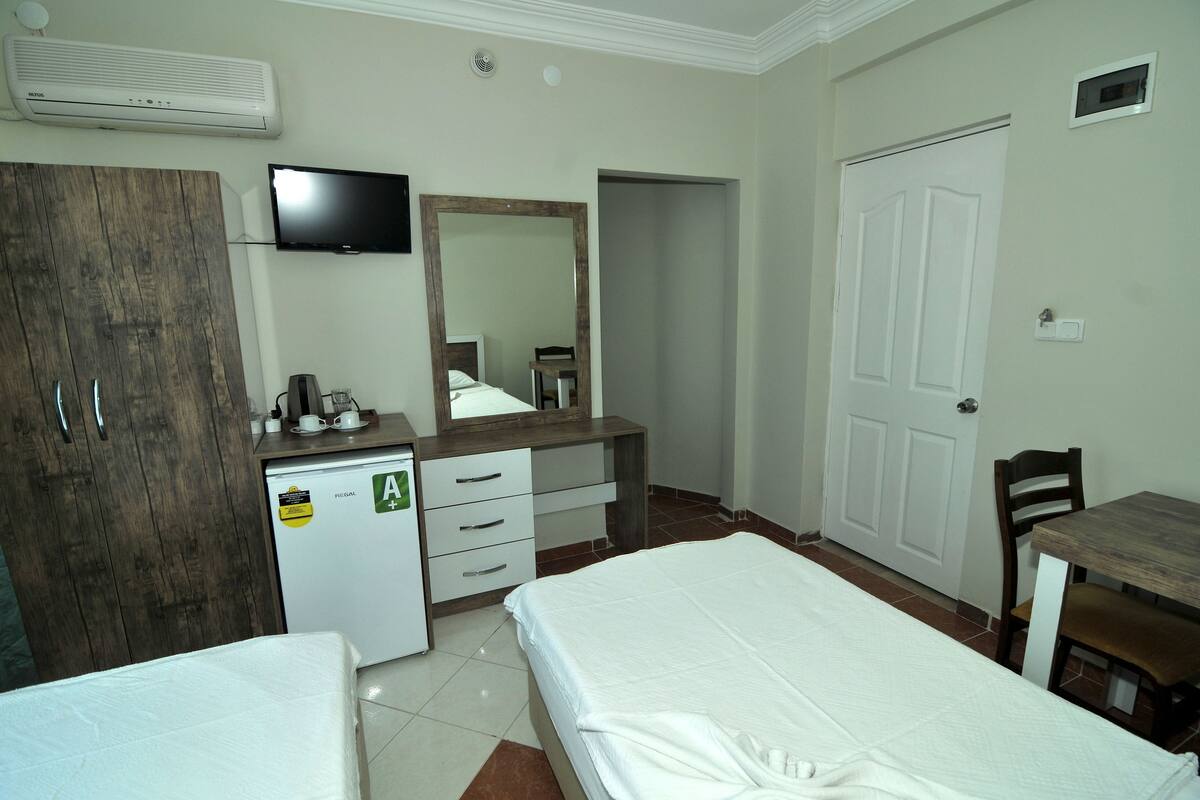 Habitación económica con 2 camas individuales | Ropa de cama de alta calidad y caja de seguridad en la habitación
