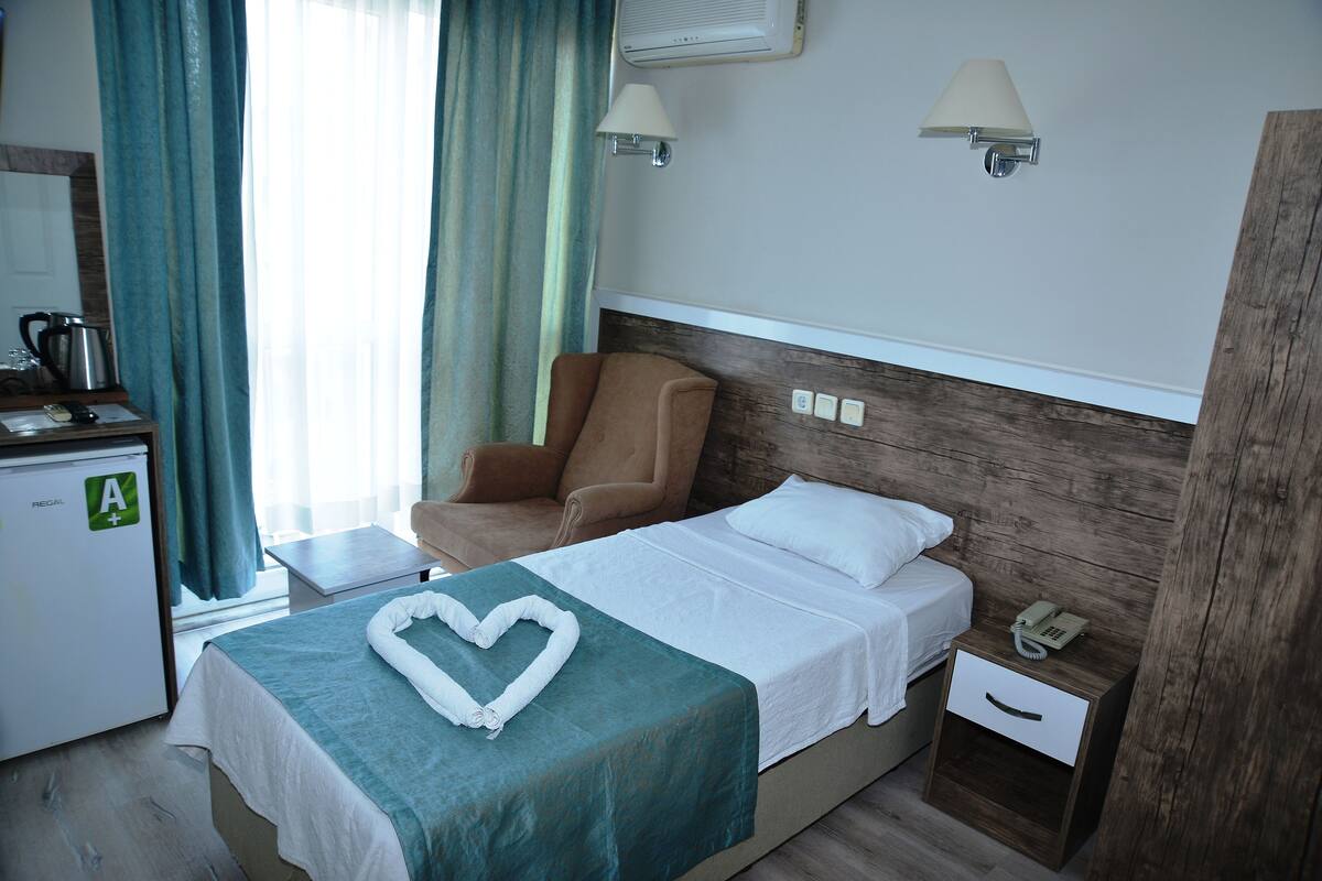 Habitación individual económica, 1 cama individual | Ropa de cama de alta calidad y caja de seguridad en la habitación