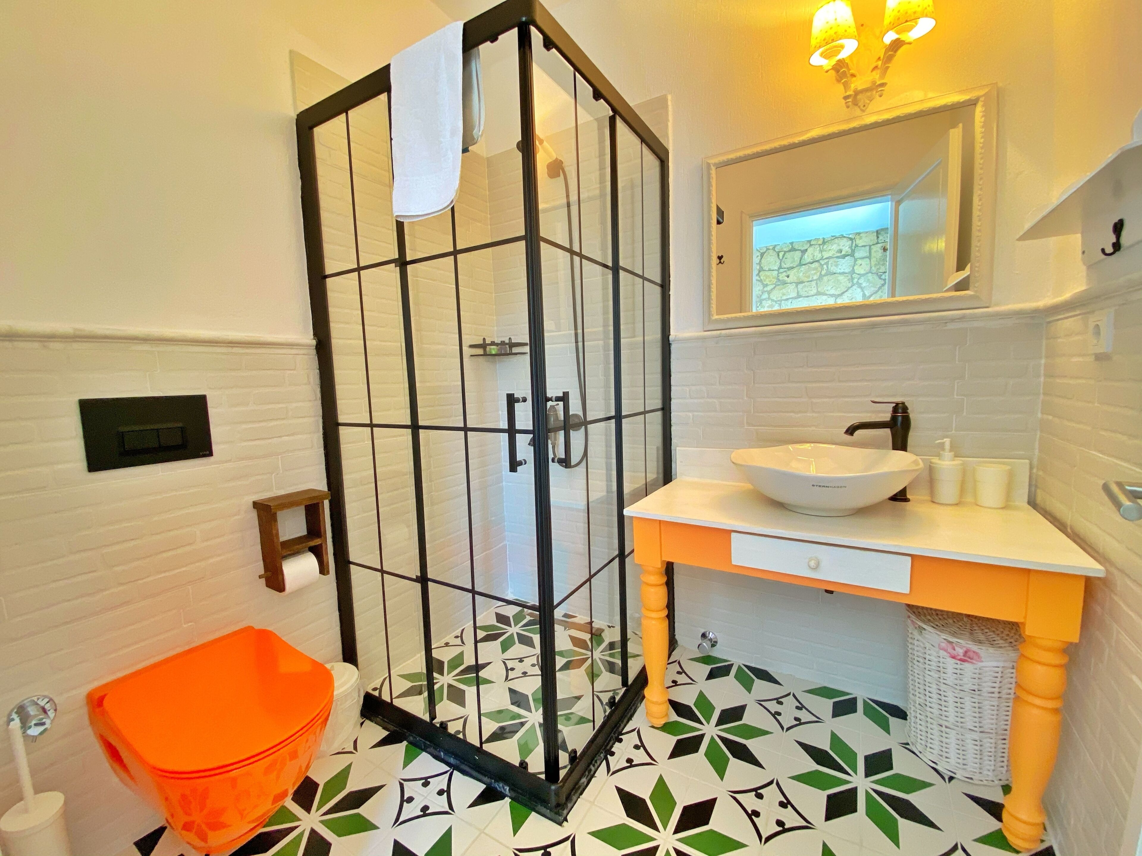 standard double room | bathroom | shower, free toiletries, hair dryer, slippers