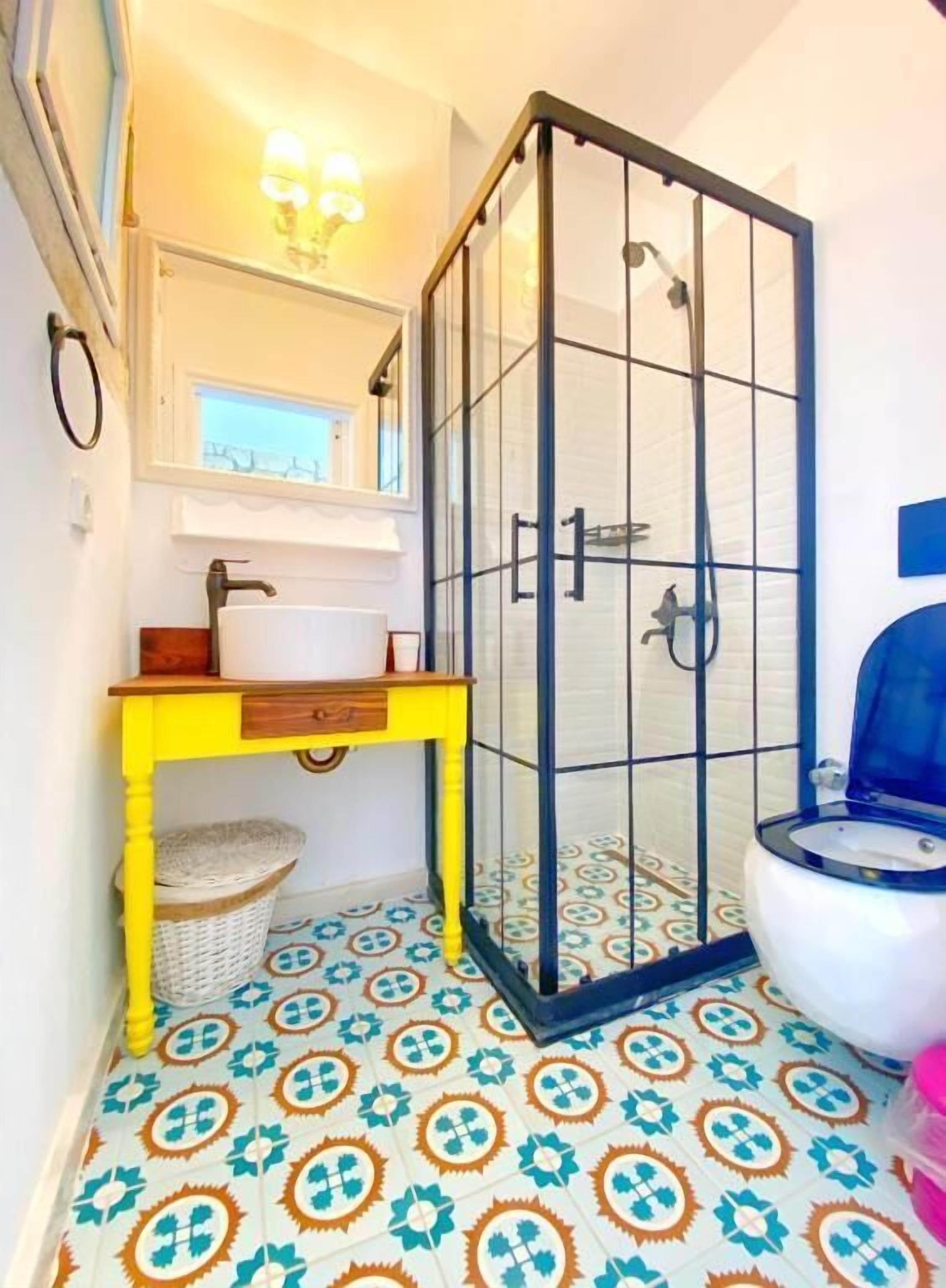 shower, free toiletries, hair dryer, slippers