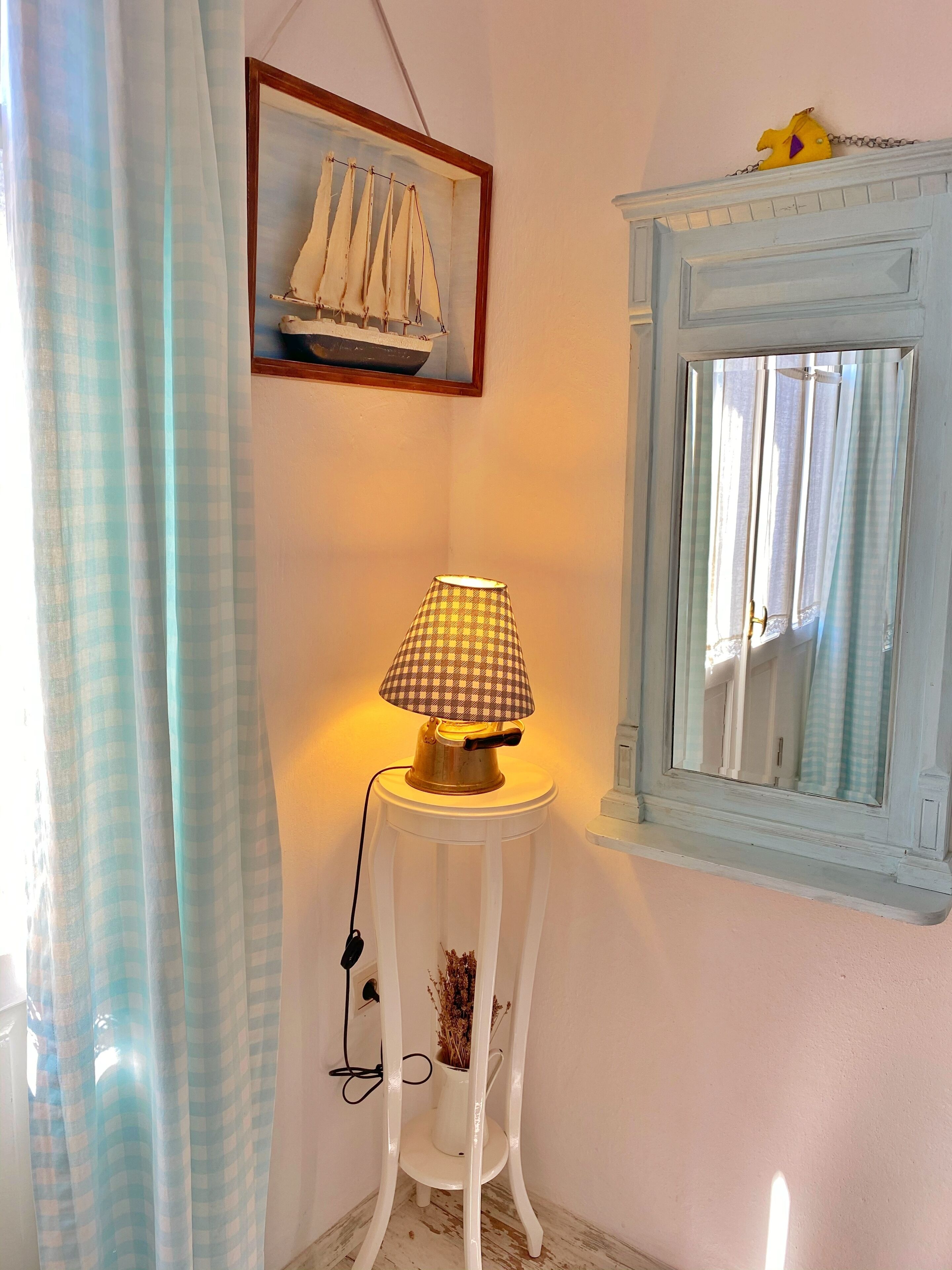 standard double room | minibar, in-room safe, individually decorated, individually furnished