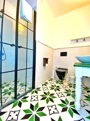 Triple Room | Bathroom | Shower, free toiletries, hair dryer, slippers - Kesre Otel Alacati (Cesme)