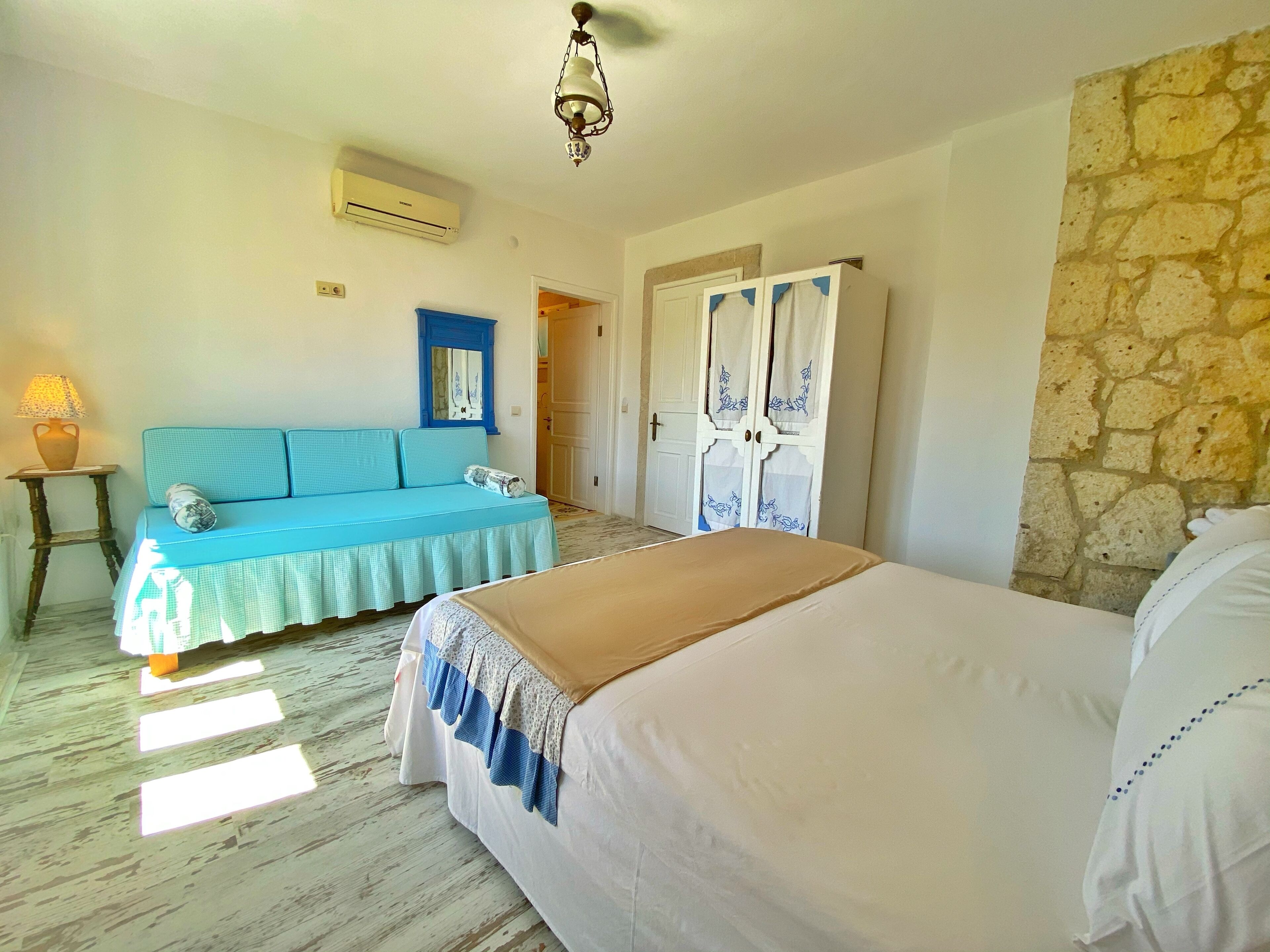 triple room | minibar, in-room safe, individually decorated, individually furnished