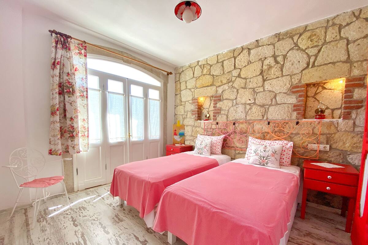 Standard Twin Room | Minibar, in-room safe, cribs (free), WiFi (free)