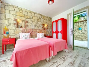 Minibar, in-room safe, individually decorated, individually furnished - Kesre Otel Alacati (Cesme)