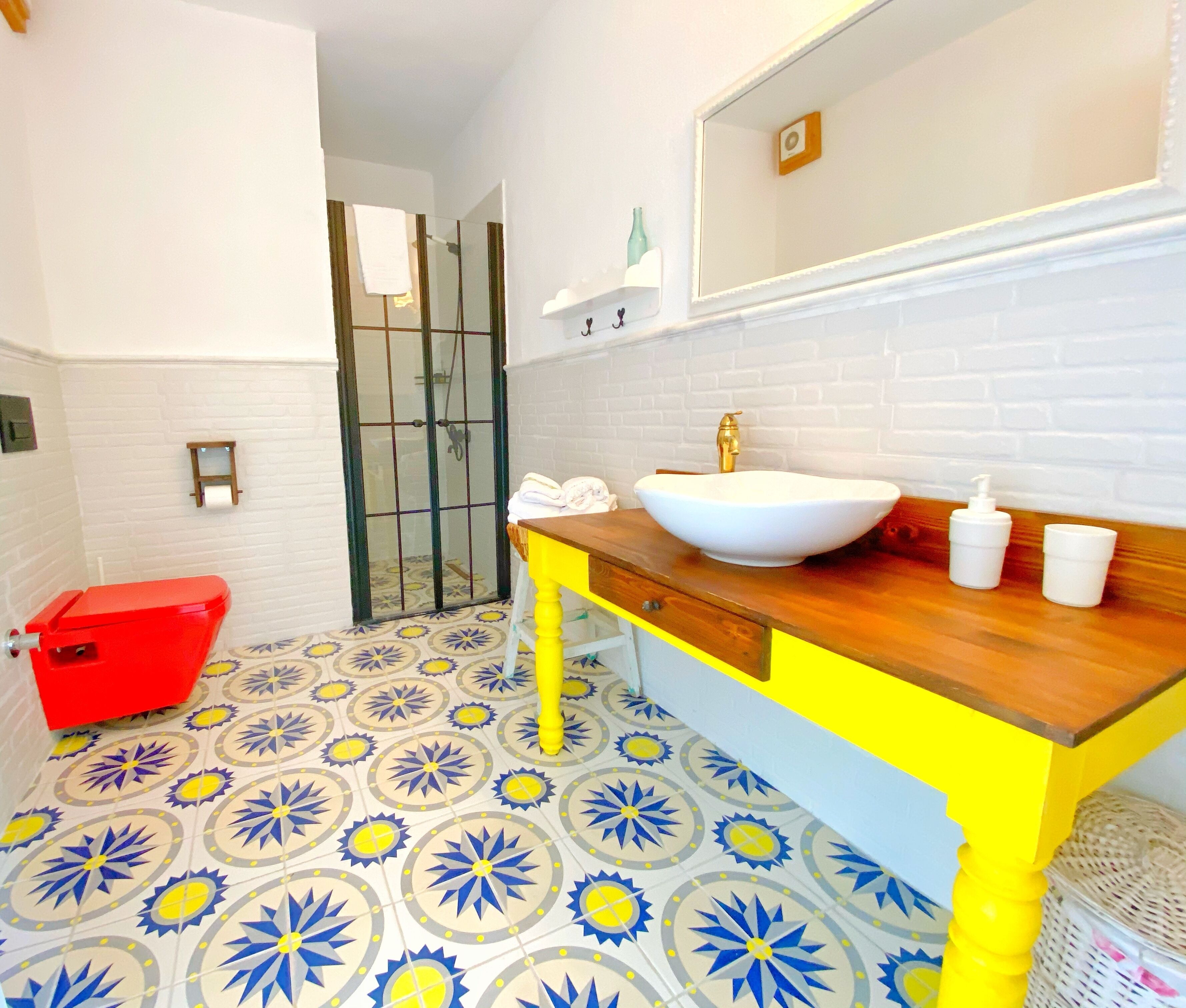 standard double room | bathroom | shower, free toiletries, hair dryer, slippers