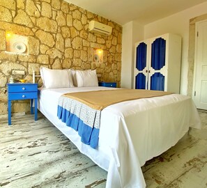 Minibar, in-room safe, individually decorated, individually furnished - Kesre Otel Alacati (Cesme)