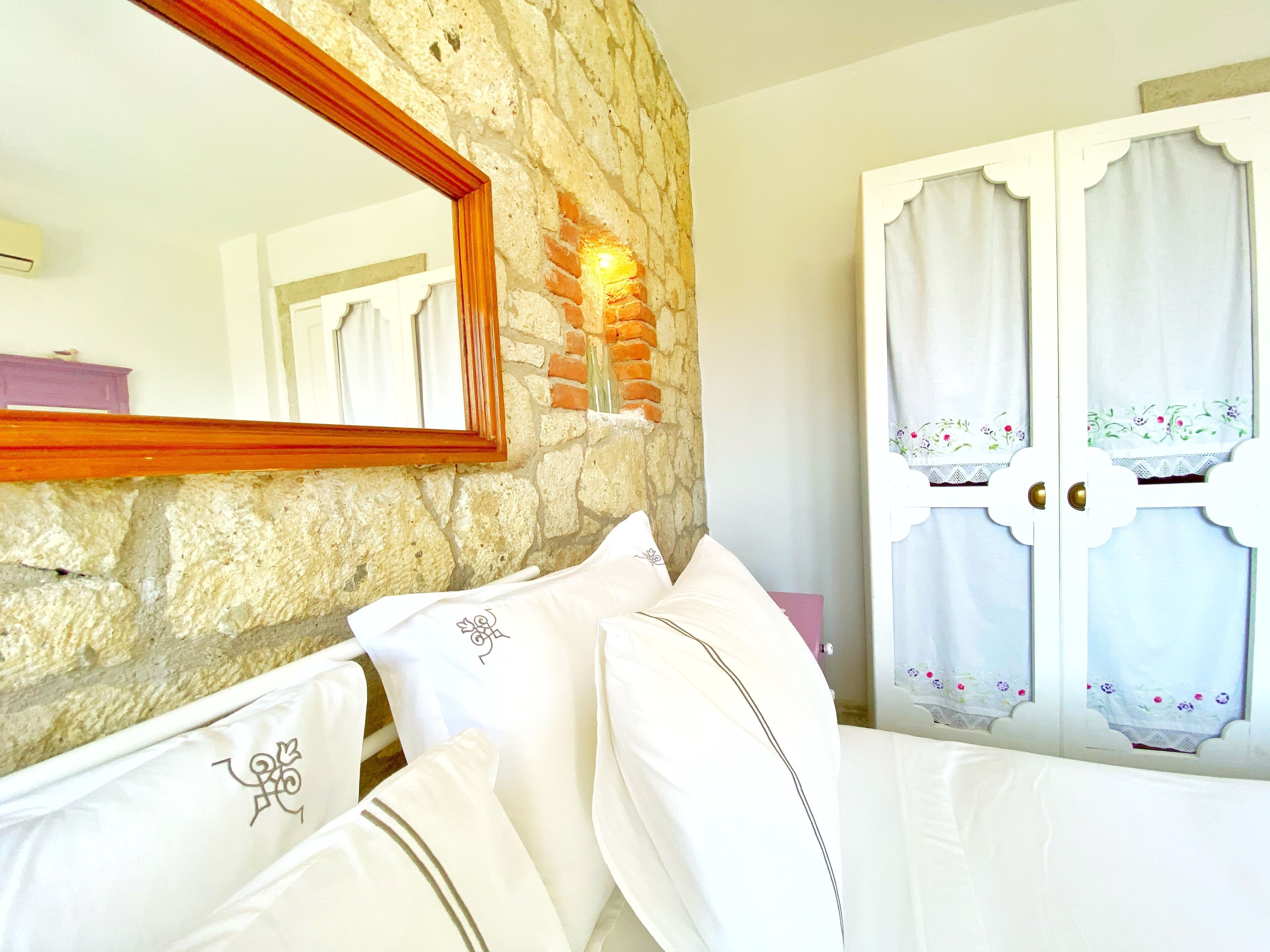 standard double room | minibar, in-room safe, individually decorated, individually furnished