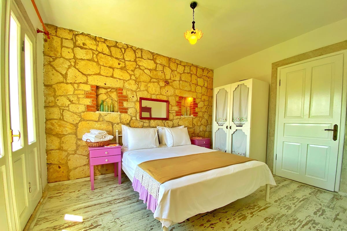 Standard Double Room | Minibar, in-room safe, cribs (free), WiFi (free)