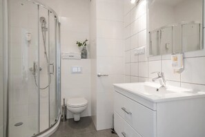 Apartamento Confort (2 people) | Baño | Artículos de higiene personal gratuitos, secador de pelo y toallas