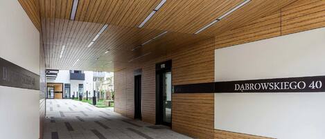 Un pasillo con paneles de madera y un letrero que dice 'DABROWSKIEGO 40'.