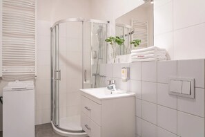 Appartement, 2 chambres (6 people) | Salle de bain | Articles de toilette gratuits, sèche-cheveux, serviettes fournies