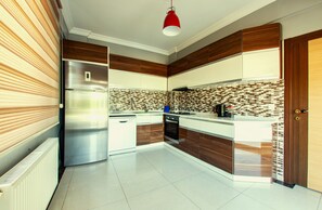 Villa Deluxe | Cocina privada | Frigorífico grande, horno, placa de cocina y lavavajillas