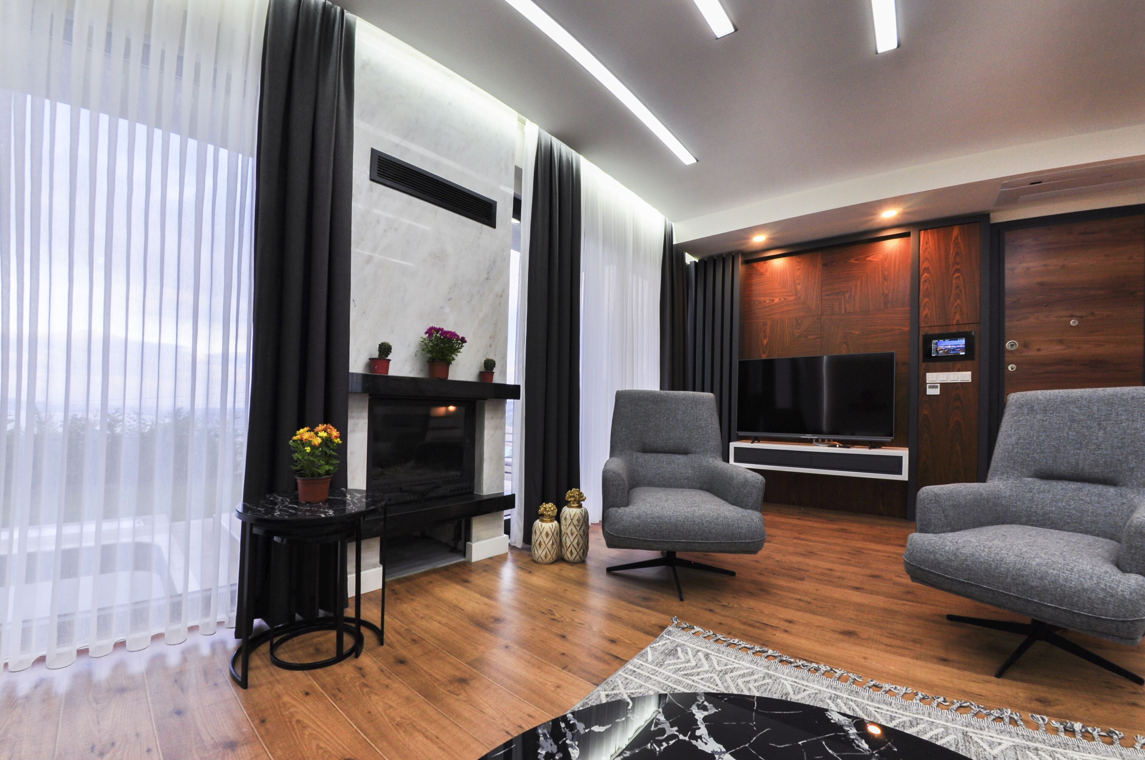 Televisión LCD, chimenea, mesa de ping pong, piso con calefacción