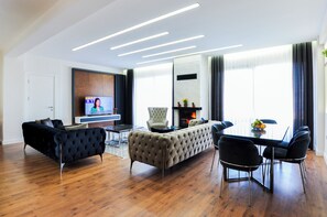 ทีวีจอแบน 55 นิ้ว พร้อมช่องเคเบิล, ทีวีจอแอลซีดี, เตาผิง