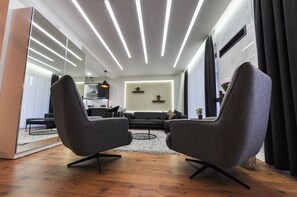 Una televisión LCD, una chimenea, una mesa de tenis de mesa