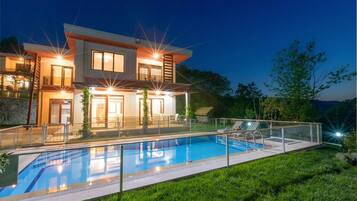 Façana frontal de l'allotjament (vespre/nit)