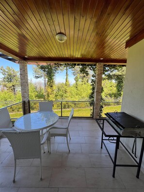 Villa Nevras Deluxe 3+2 | Terraza o patio