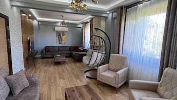 Villa Nevras Deluxe 3+2 | 1 bedroom, desk, laptop workspace, soundproofing