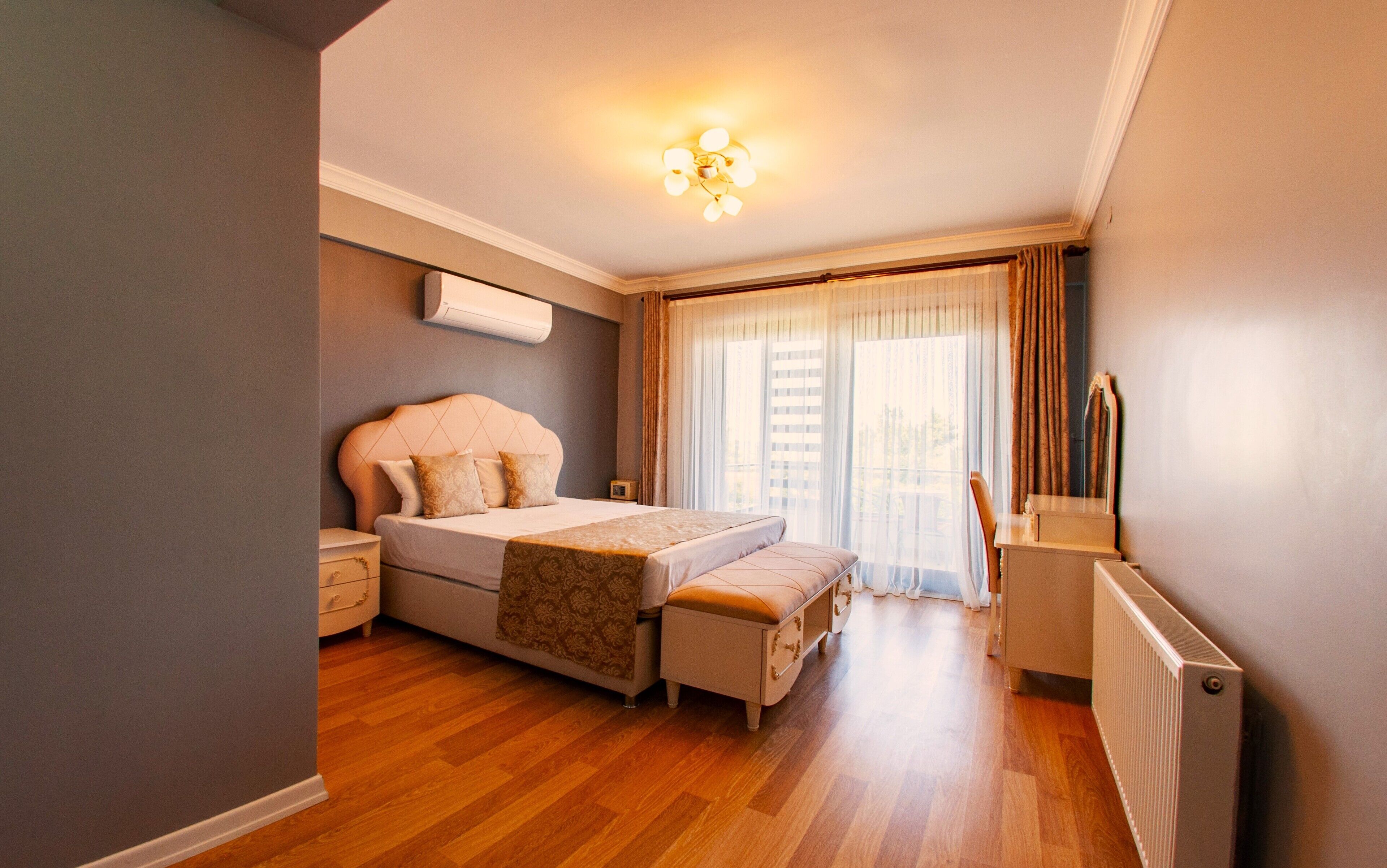 Un dormitorio con cama, mesita de noche y cómoda.