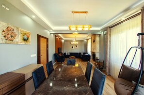 Villa Deluxe | Zona de estar | Una televisión LCD, una chimenea, una mesa de tenis de mesa