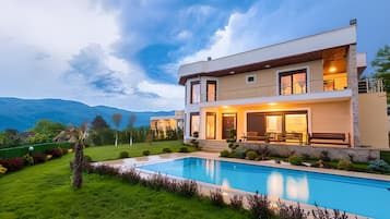 Villa Nevras Plus 5+1 | 1 habitación, escritorio y espacio para trabajar con laptop