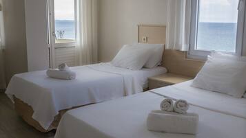 Habitación triple estándar, vista al mar | Minibar, escritorio, wifi gratis y ropa de cama