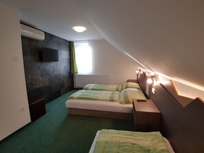 Habitació triple estàndard | Planxa i posts de planxar, bressols gratuïts i wifi gratuïta 